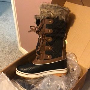 Brand new still in box women’s snow boots